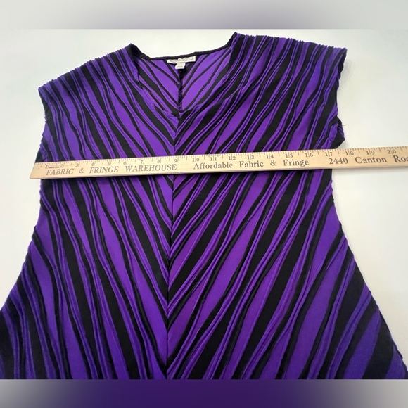 DANA BUCHMAN PURPLE AND BLACK STRIPED WOMEN’s TOP SIZE MEDIUM SLEEVELESS 
V NECK - Picture 7 of 11